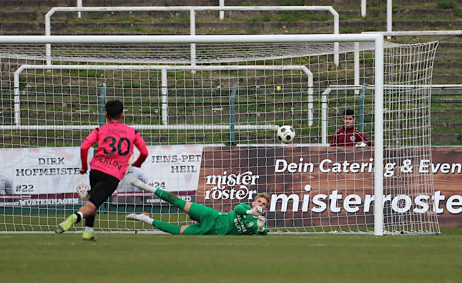 Hält sein Tor sauber:&nbsp; BFC-Toptalent Paul Hainke klärt auch hier vor Altglienickes Eren Öztürk.