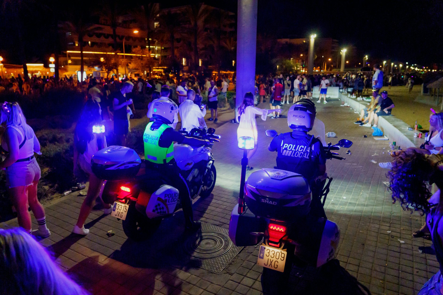 Polizisten auf Motorrädern auf Kontrollfahrt auf der Playa de Palma auf Mallorca. Die Polizeipräsenz soll ausgeweitet werden.