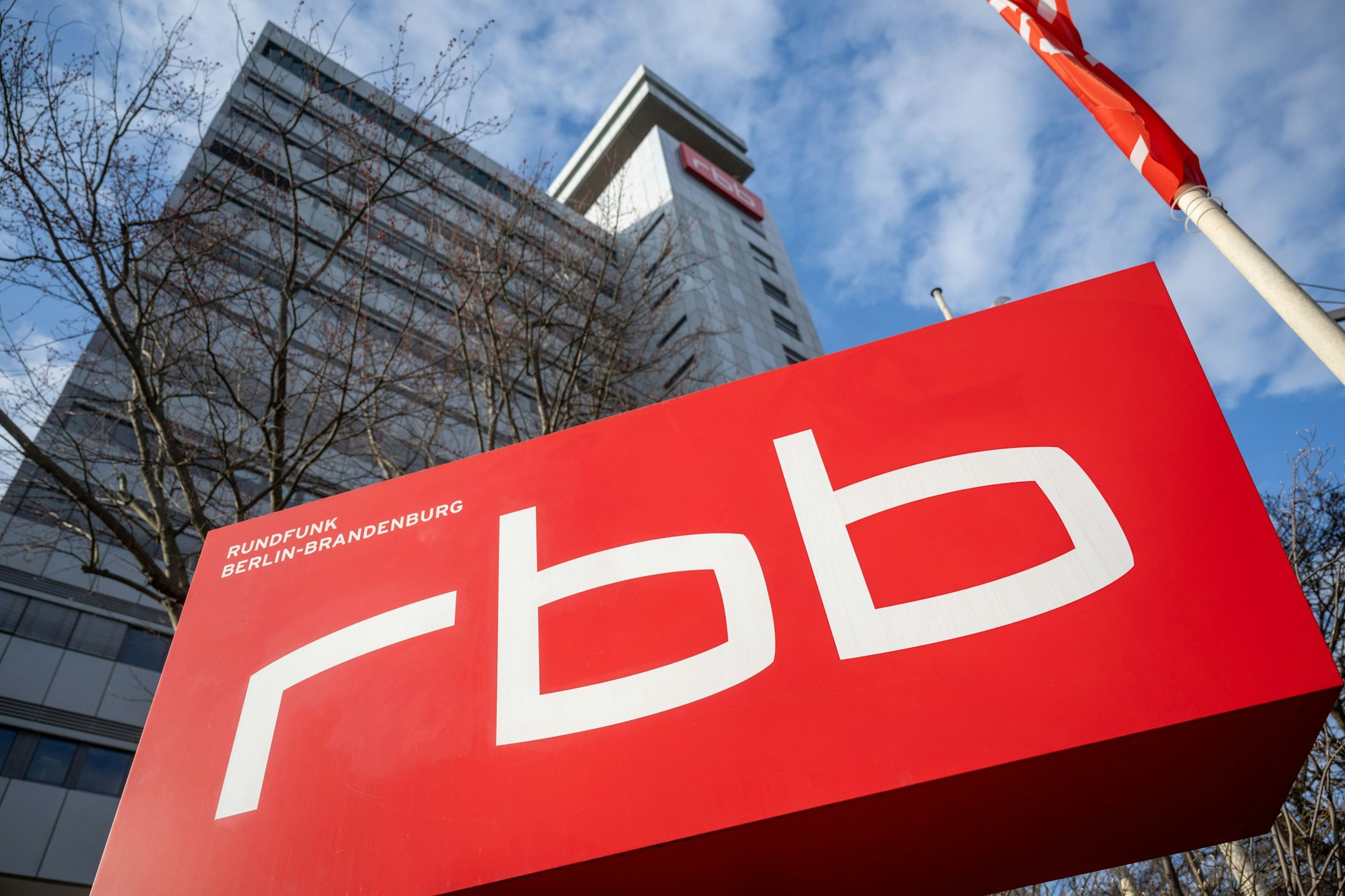 Das Sender-Logo vor dem RBB-Fernsehzentrum in der Berliner Masurenallee.