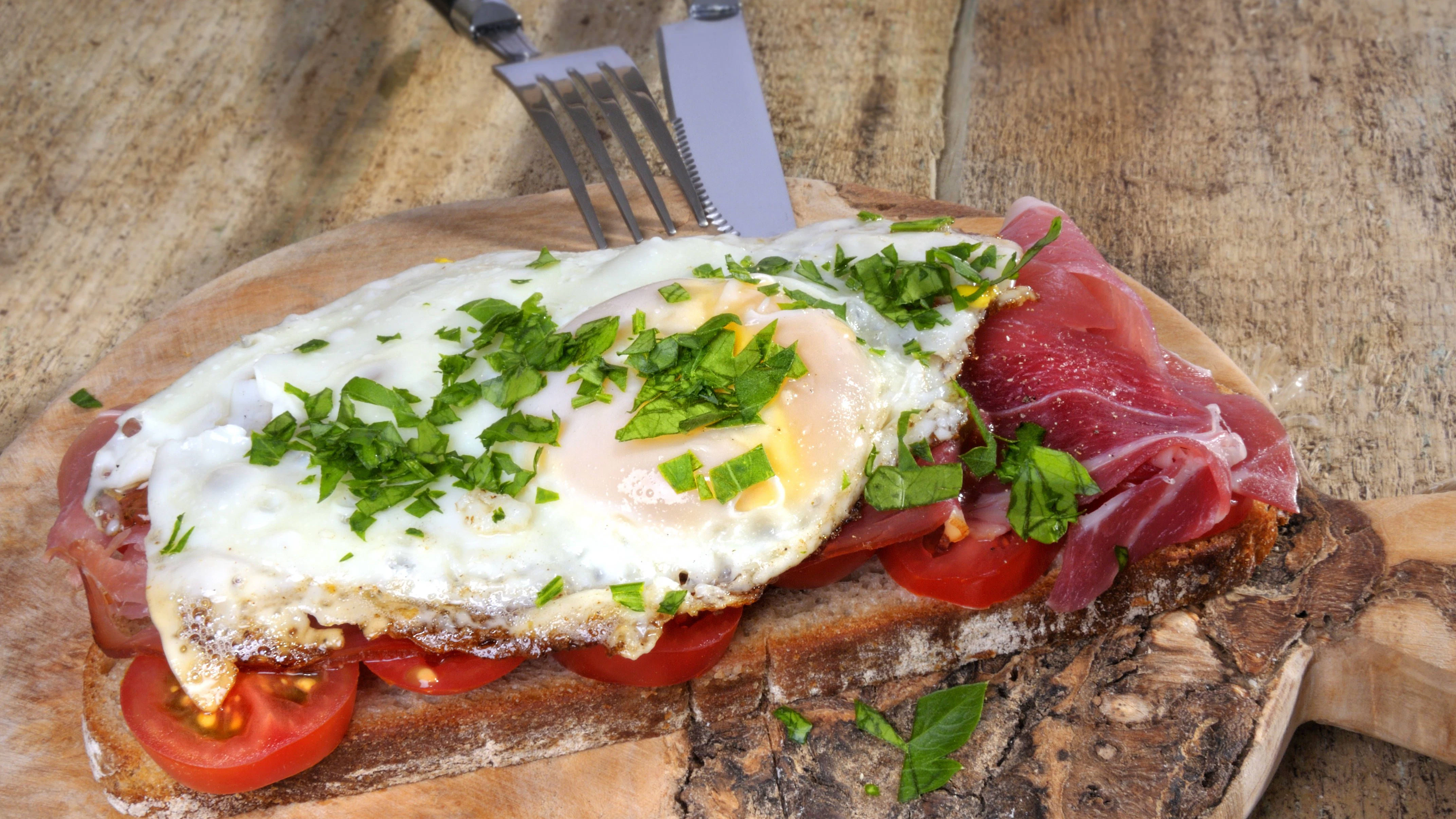 Die Phantasieschnitten aus der DDR können auch mit dunklem Brot und anderen Zutaten zubereitet werden - probieren Sie aus, was Ihnen schmeckt, und verwandeln Sie das Rezept in Ihr perfektes Abendbrot!