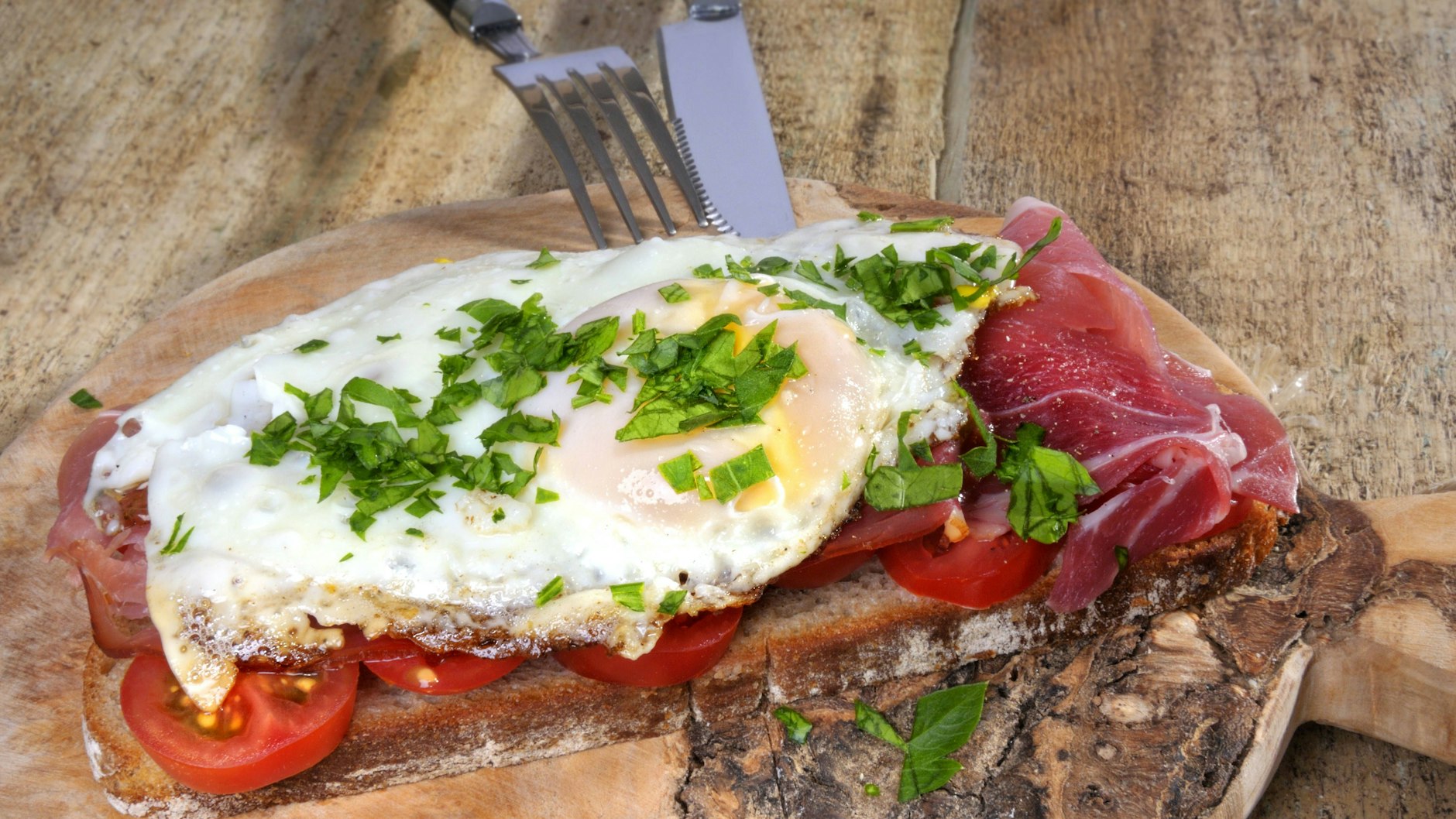 Die Phantasieschnitten aus der DDR können auch mit dunklem Brot und anderen Zutaten zubereitet werden - probieren Sie aus, was Ihnen schmeckt, und verwandeln Sie das Rezept in Ihr perfektes Abendbrot!