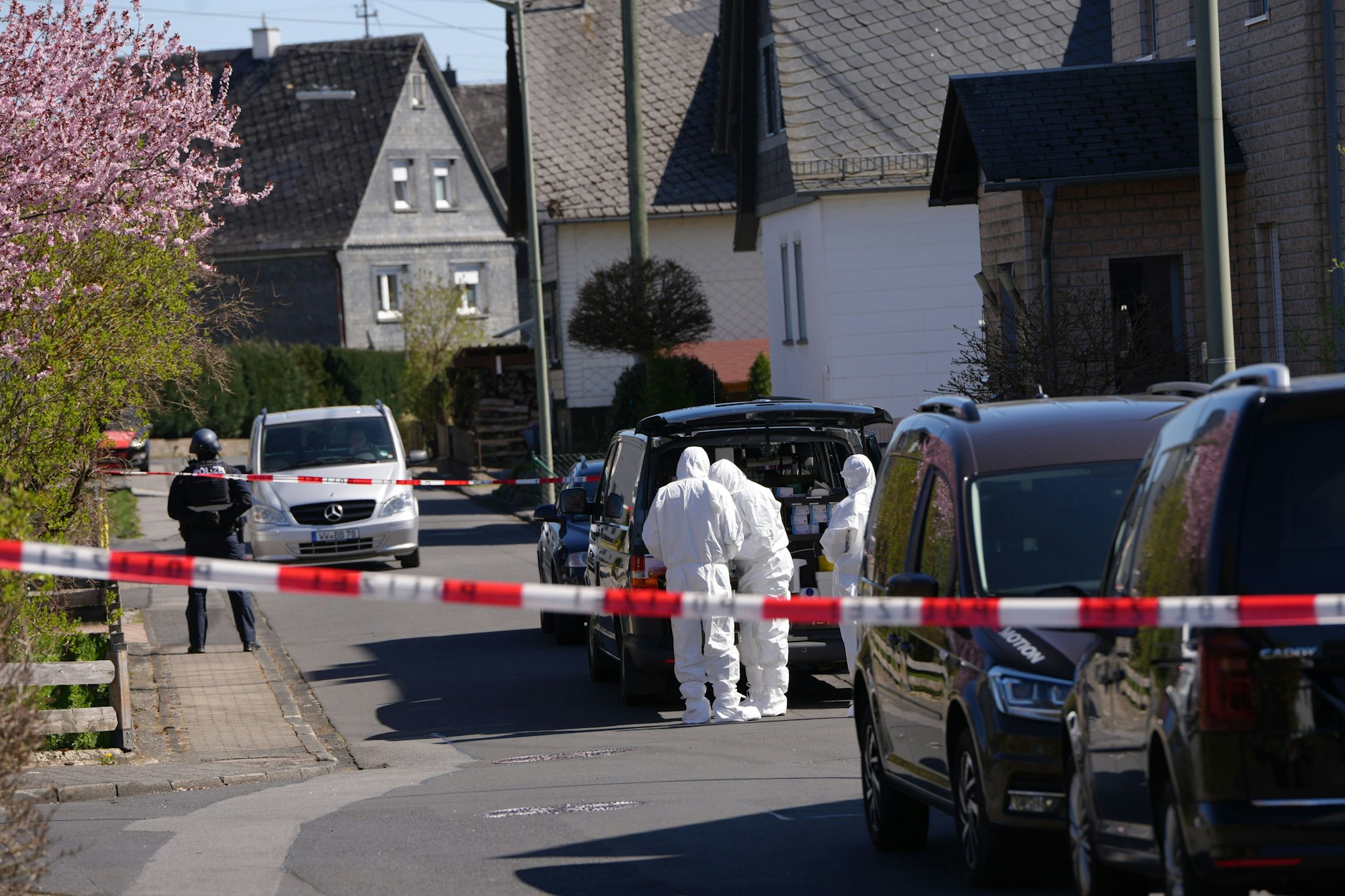 Rheinland-Pfalz, Weitefeld: Spurensicherung und Polizei arbeiten in Weitefeld im Westerwald. Drei Menschen sind in Weitefeld im Westerwald tot aufgefunden worden.