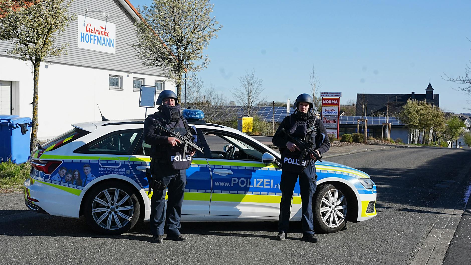 Die Polizei riegelte den Tatort in Rheinland-Pfalz weiträumig ab. Der Täter ist noch immer auf der Flucht.