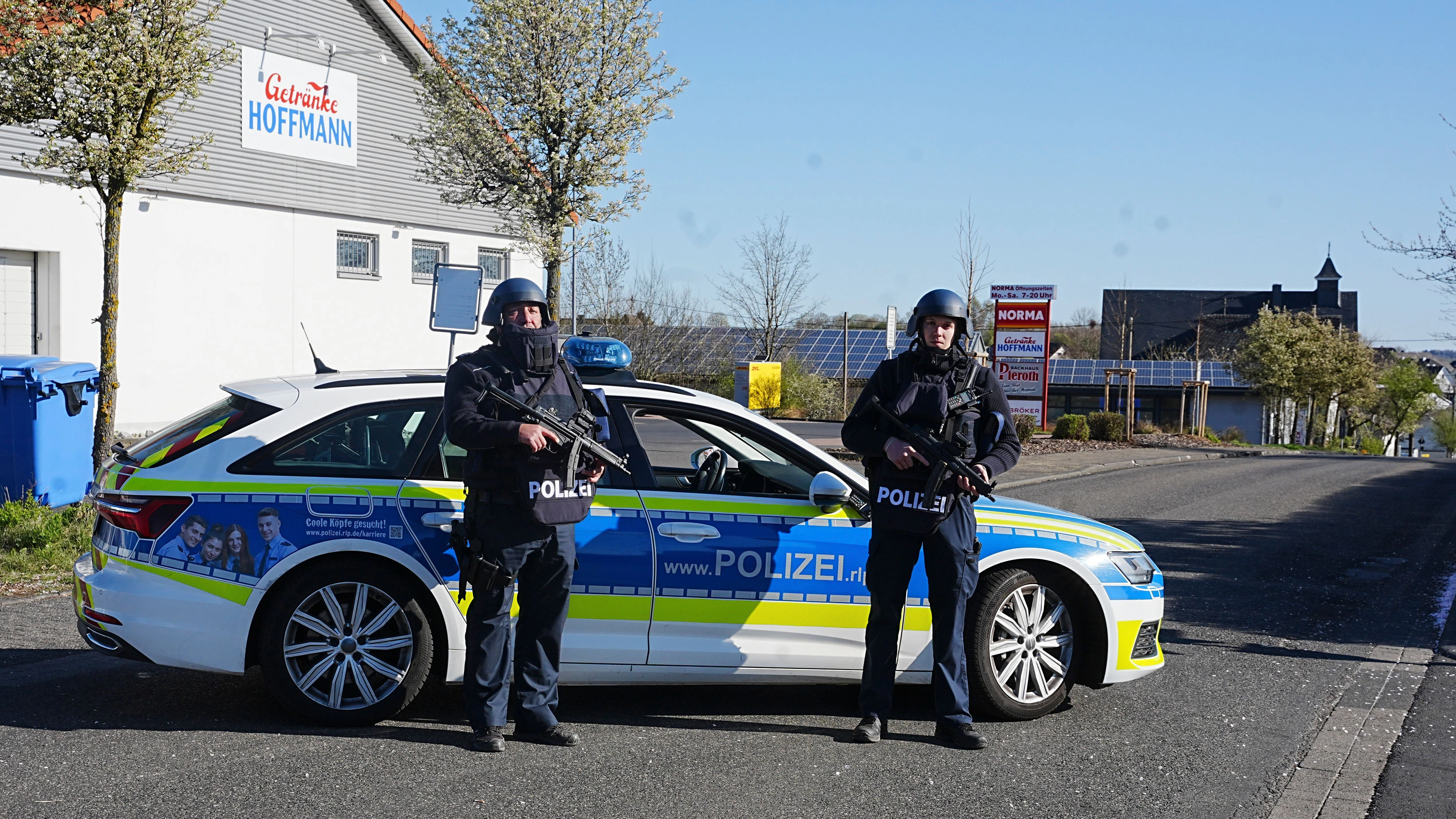 Die Polizei riegelte den Tatort in Rheinland-Pfalz weiträumig ab. Der Täter ist weiter auf der Flucht.