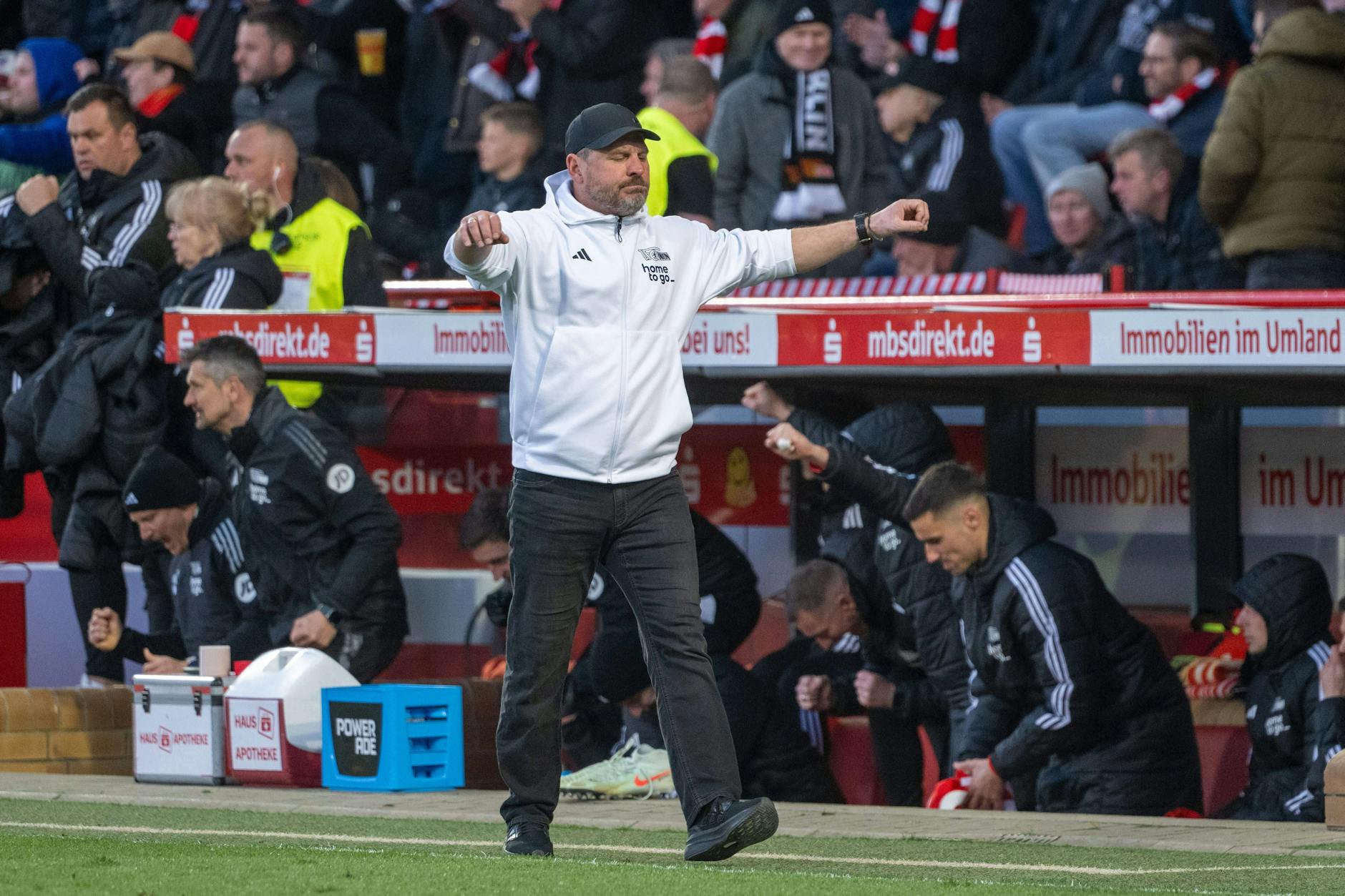 Trainer Steffen Baumgart hat nach dem 1:0 gegen Wolfsburg gleich mehrere Gründe, stolz auf seine Union-Profis zu sein.
