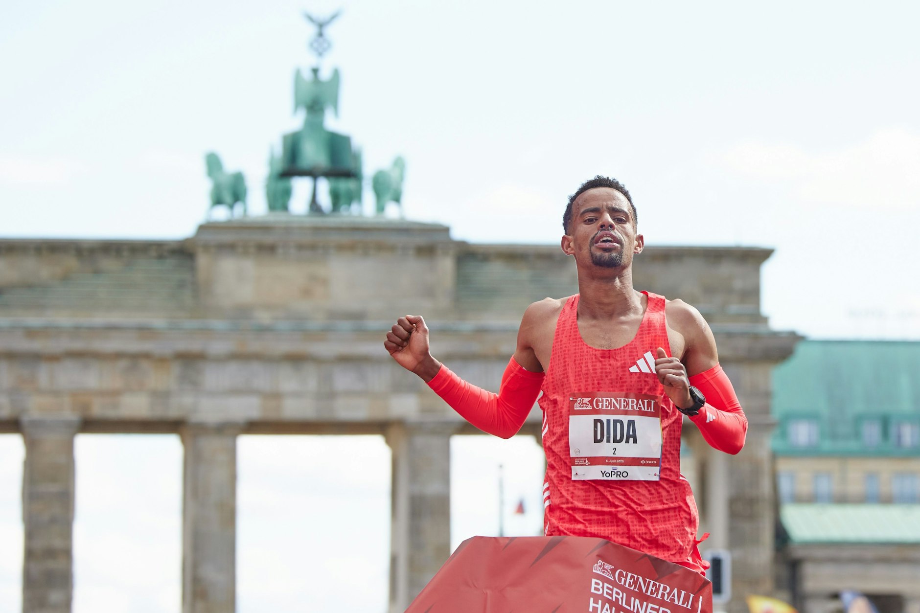 Der Äthiopier Gemechu Dida gewinnt den Berliner Halbmarathon.