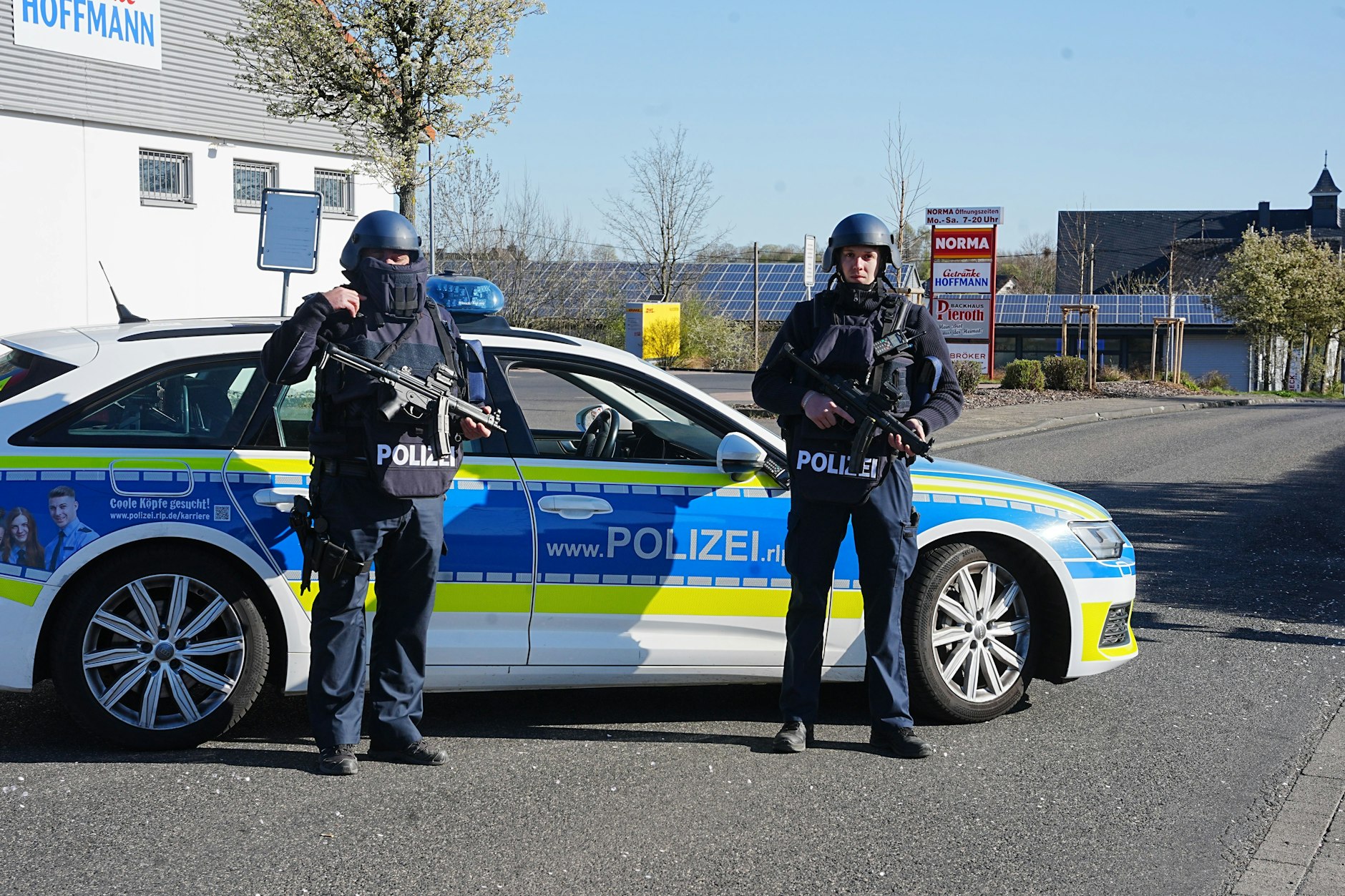Rheinland-Pfalz, Weitefeld: Polizei sperrt den Ortseingang von Weitefeld im Westerwald. Drei Menschen sind in Weitefeld im Westerwald tot aufgefunden worden. 
