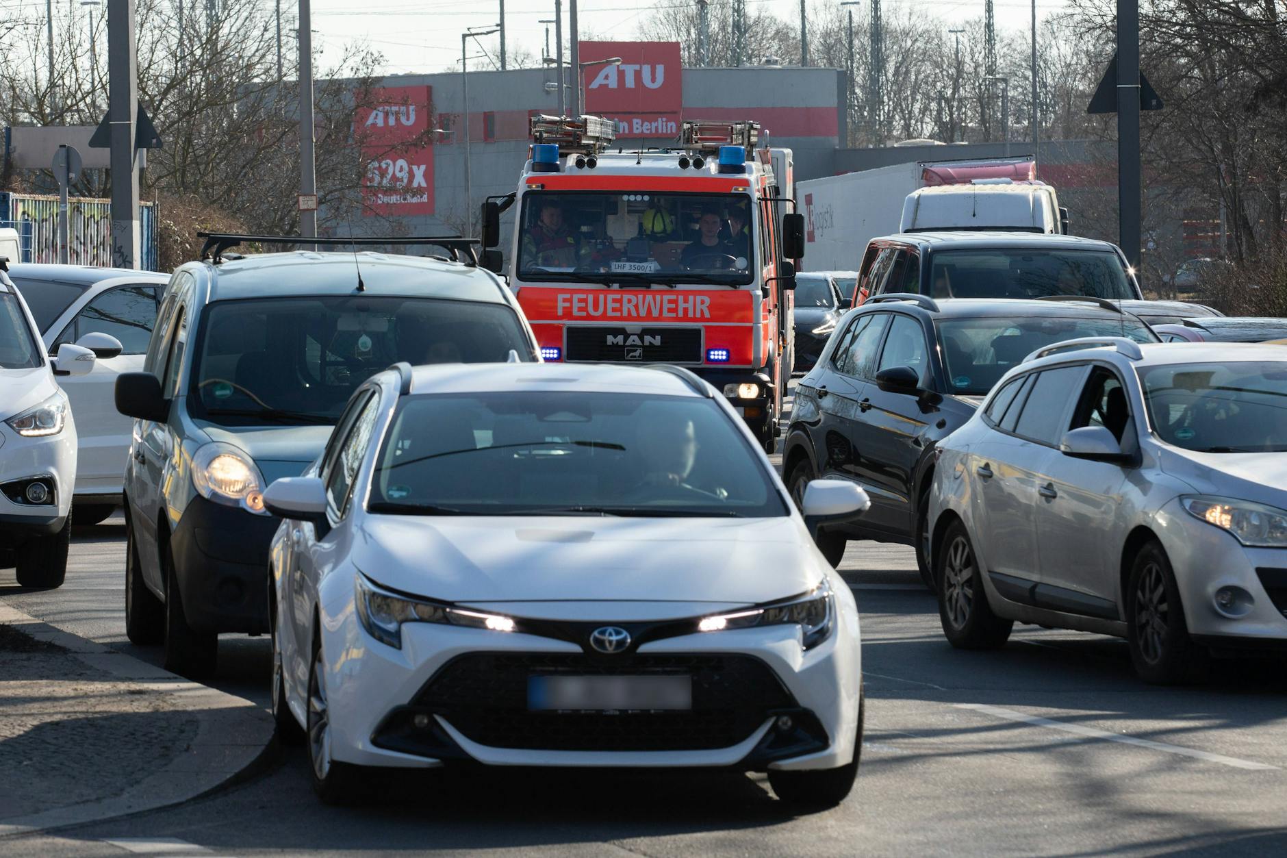 Die Sperrung der A100-Brücke in Berlin führt zu massiven Verkehrsbehinderungen. Jetzt warnt die Berliner Feuerwehr vor „erhebliche Einschränkungen“ im Rettungsdienst.