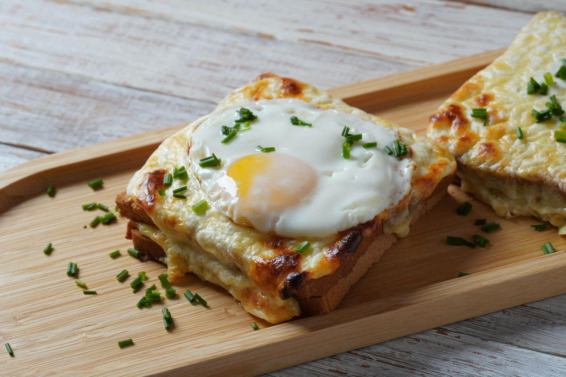 Leckere Phantasieschnitten sind schnell gemacht - das belegte und gebackene Brot mit Spiegelei ist ein echter Genuss und kann beliebig an den eigenen Geschmack angepasst werden.