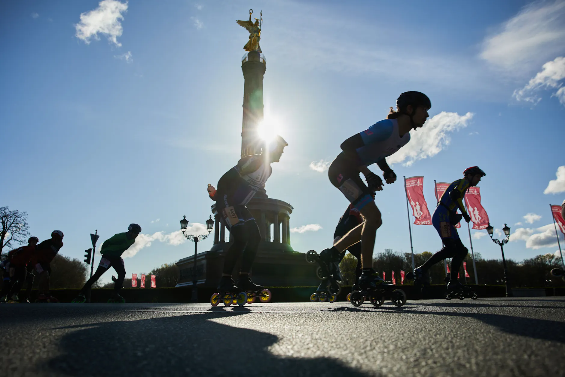 Etwa 1.000 Inliner und Inlinerinnen fahren im Rahmen Berlin Halbmarathons an der Siegessäule vorbei.