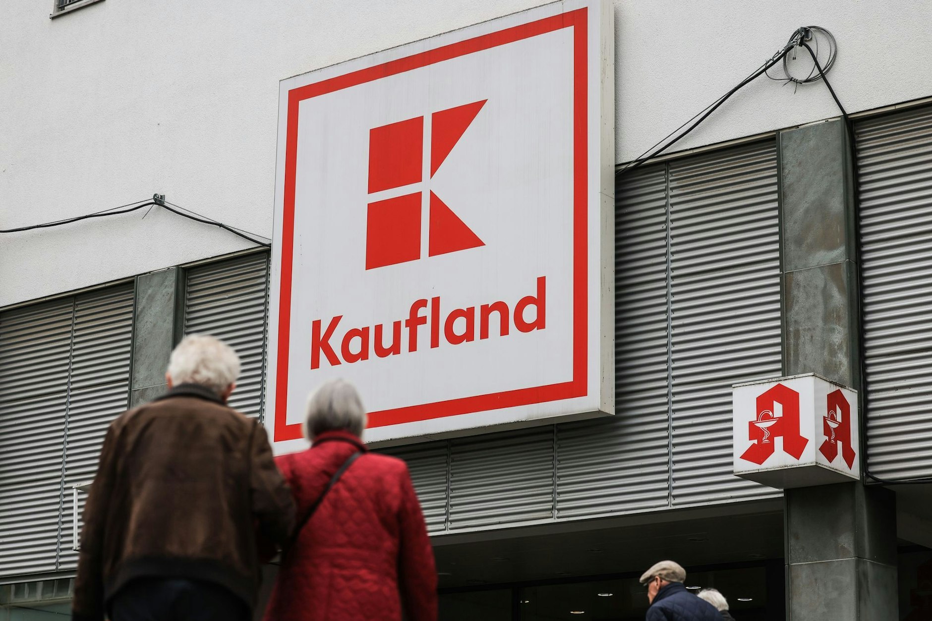 Das Team Wallraff enthüllte im Rahmen einer großen Doku Missstände bei Kaufland. Der Supermarkt-Gigant arbeitet bereits daran, diese zu beheben.