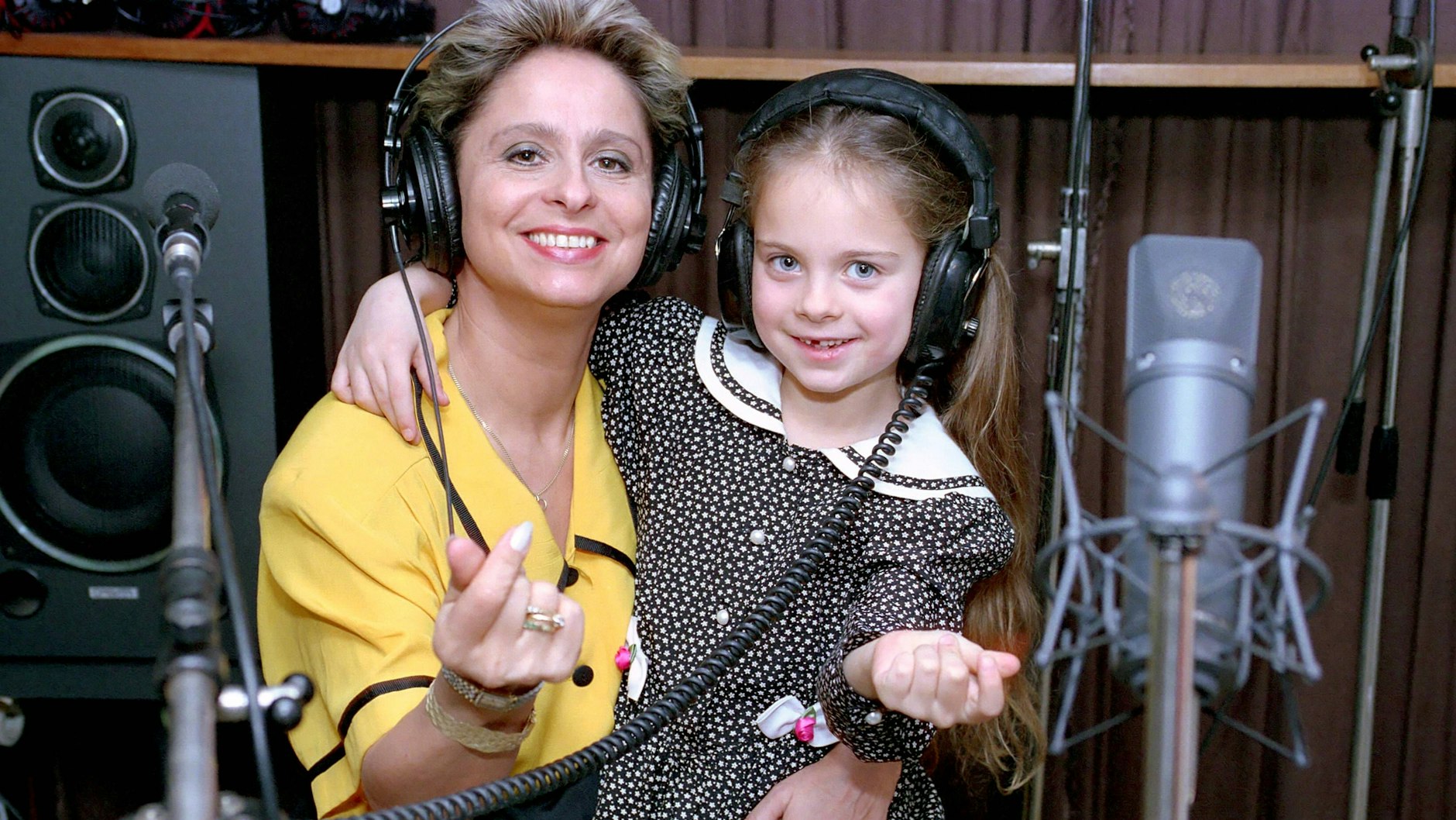 Schnappschuss von 1990: Dagmar Frederic mit ihrer Tochter Maxie im Tonstudio.