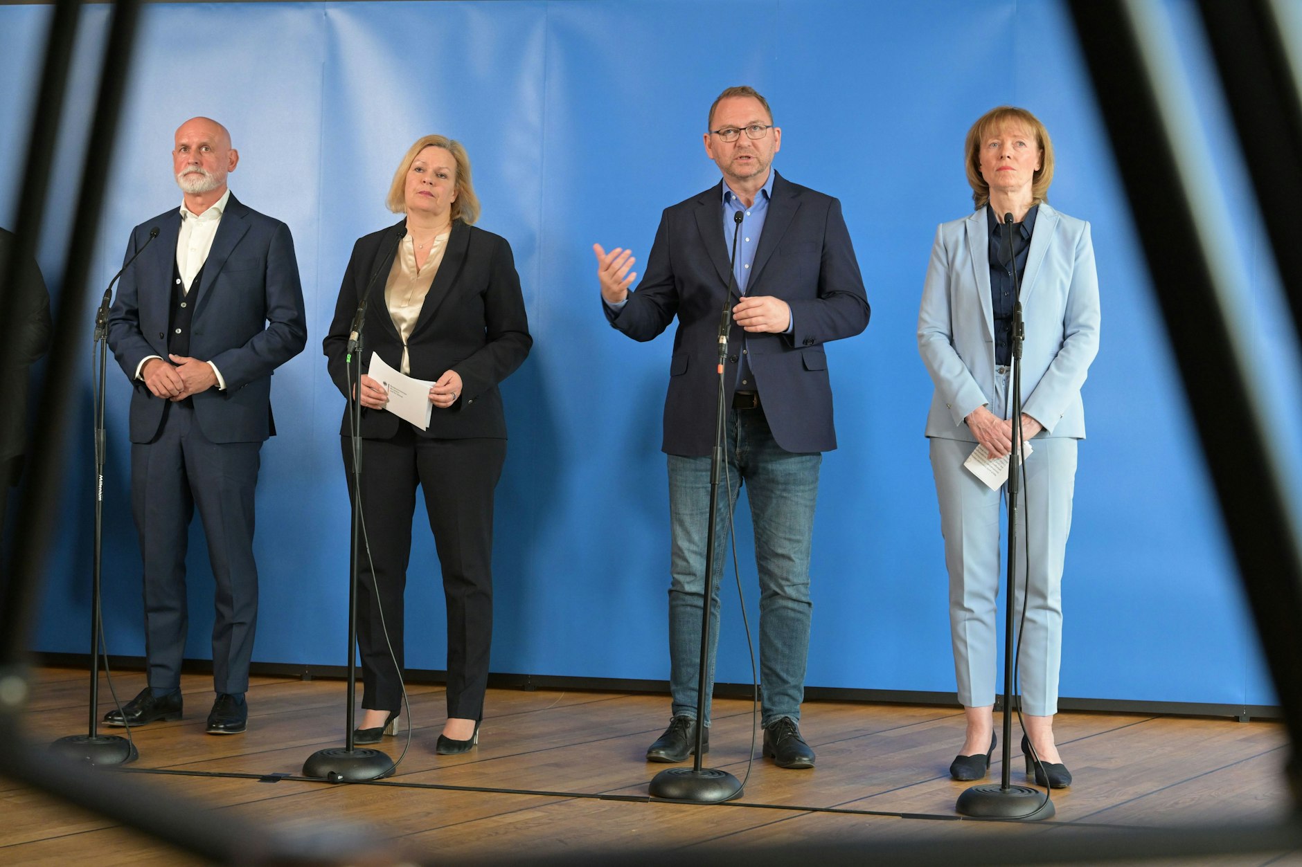 Volker Geyer, stellvertretender Bundesvorsitzender des Deutschen Beamten Bundes (dbb, l-r), geschäftsführende Bundesministerin für Inneres und Heimat, Frank Werneke, Vorsitzender der Gewerkschaft Verdi, und Karin Welge, Verhandlungsführerin Vereinigung der kommunalen Arbeitgeberverbände (VKA), geben nach dem Abschluss der Tarifverhandlungen für den öffentlichen Dienst ein Statement in Potsdam.