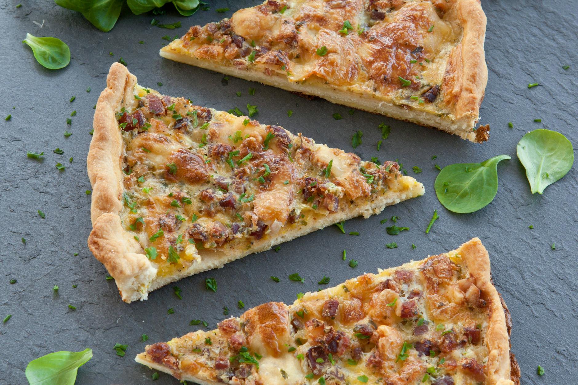 Thüringer Speckkuchen ist ein Genuss. Für den Teig können Sie auch Fertigprodukte verwenden.