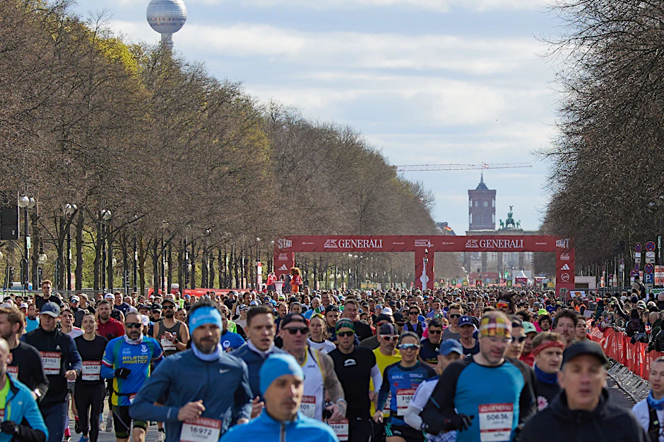 Etwa 41.000 Läufer und Läuferinnen starten beim Berlin Halbmarathon auf der Straße des 17. Juni.