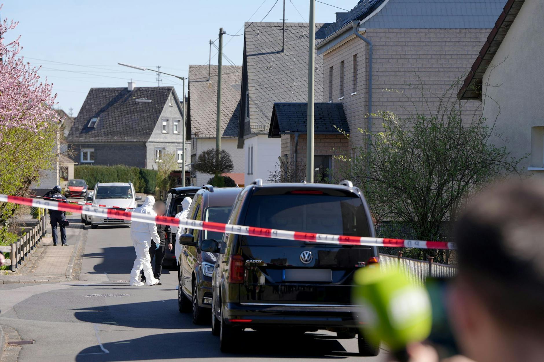 Polizei und Spurensicherung stehen in einem abgesperrten Areal in Weitefeld im Westerwald.