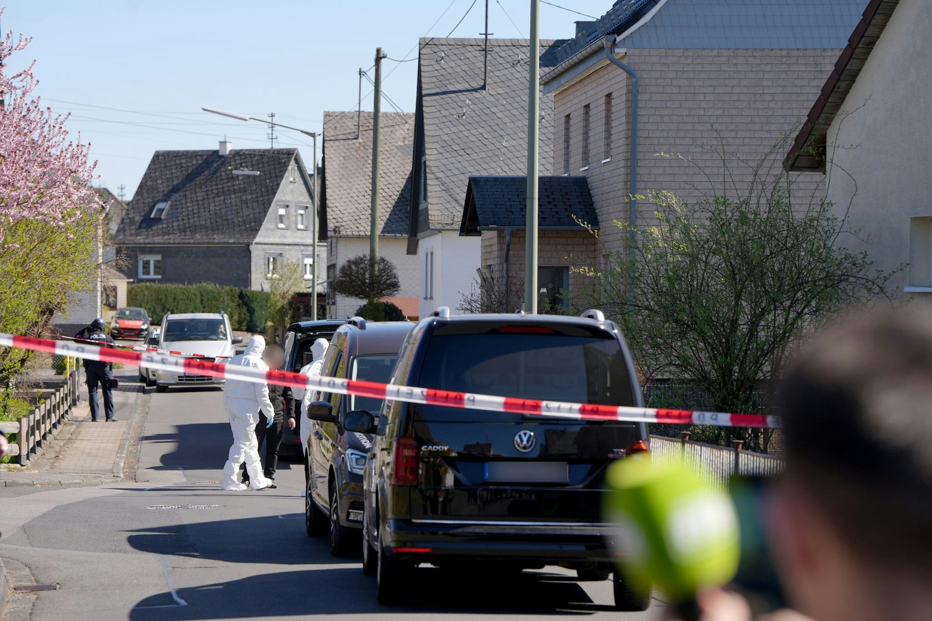 Polizei und Spurensicherung stehen in einem abgesperrten Areal in Weitefeld im Westerwald.