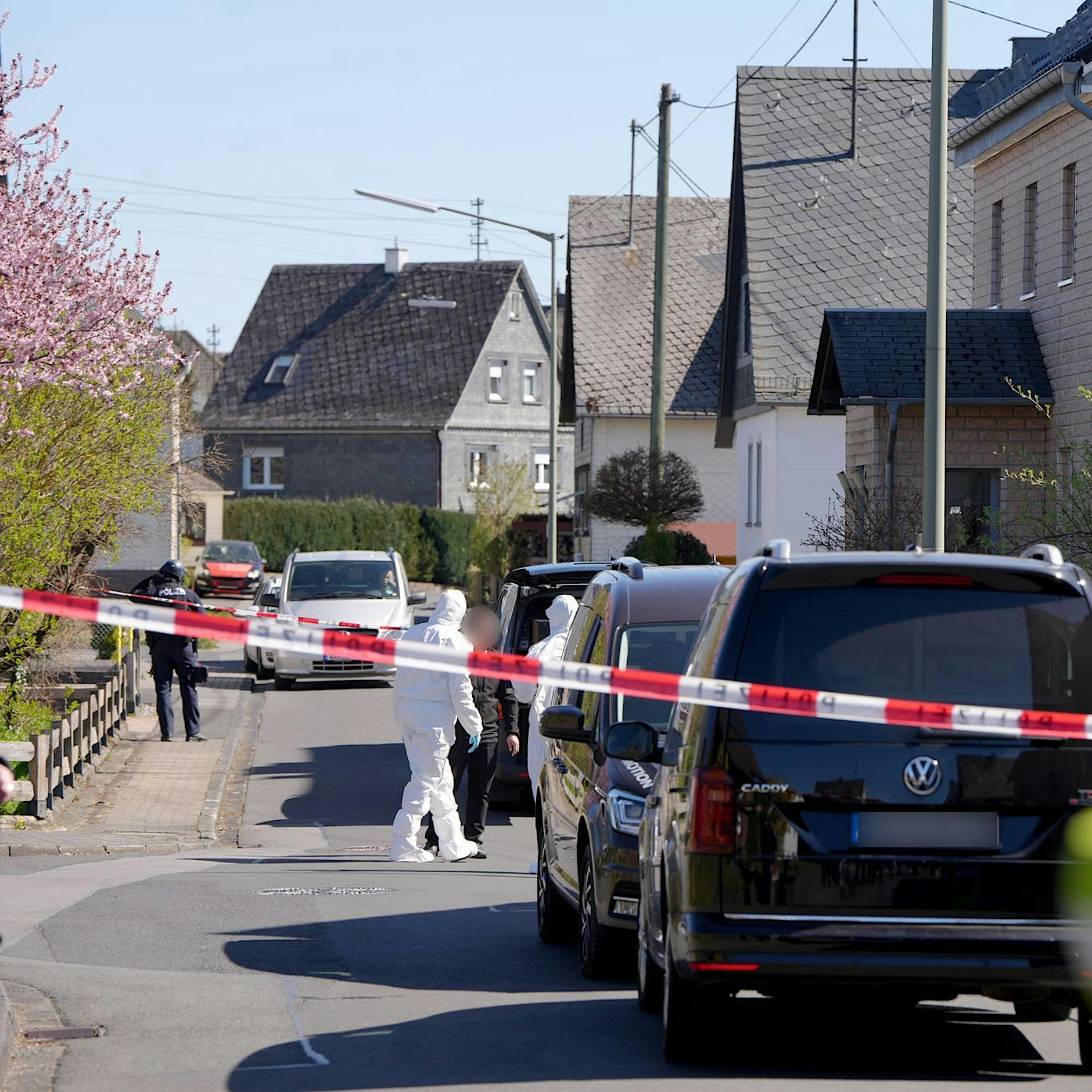 Gewalttat in Weitefeld im Westerwald: Drei Tote, Polizei fahndet nach Täter