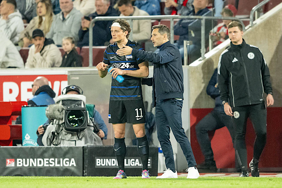 Hertha-Trainer Stefan Leitl gibt seinem wichtigsten Spieler Fabian Reese Anweisungen. Das wird wohl auch nächste Saison so sein.