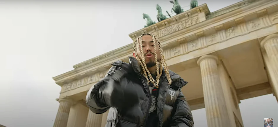 Der japanische Rapper drehte das Video unter anderem vor dem Brandenburger Tor.