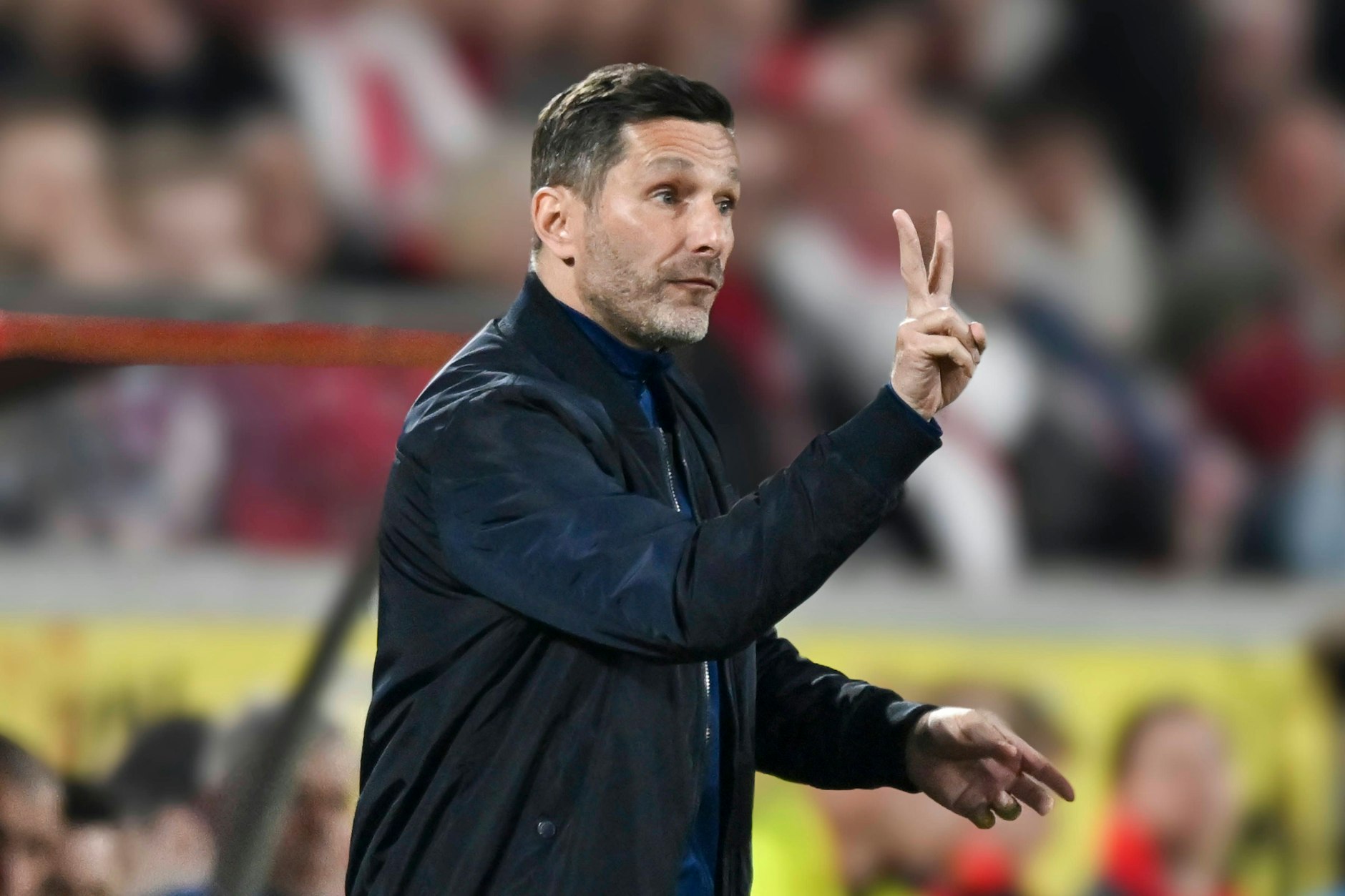 Genau! Hertha-Trainer zeigt es an: Noch zwei Siege, dann ist der Klassenerhalt am Osterfest geschafft.