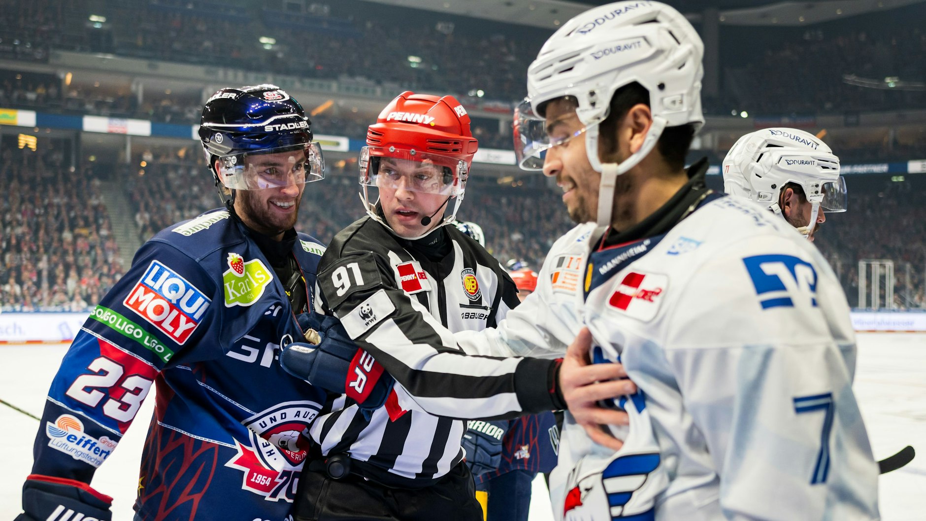 Nach langer Verletzung zurück: Eisbär Blaine Byron (l.) sagt Mannheims John Gilmour persönlich guten Tag ...