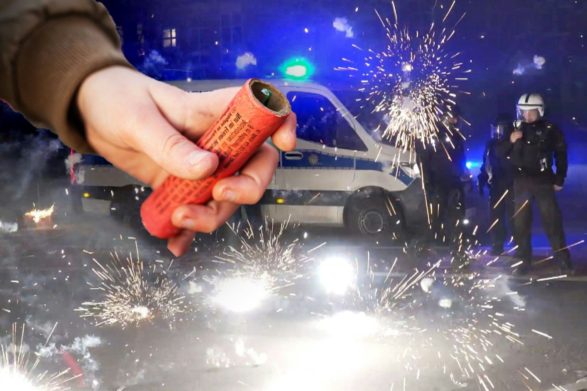 Immer wieder werden Einsatzkräfte der Polizei in der Silvesternacht mit Pyrotechnik beschossen, Rettungskräfte von Chaoten angegriffen. Schon lange wird deshalb ein Böllerverbot gefordert.