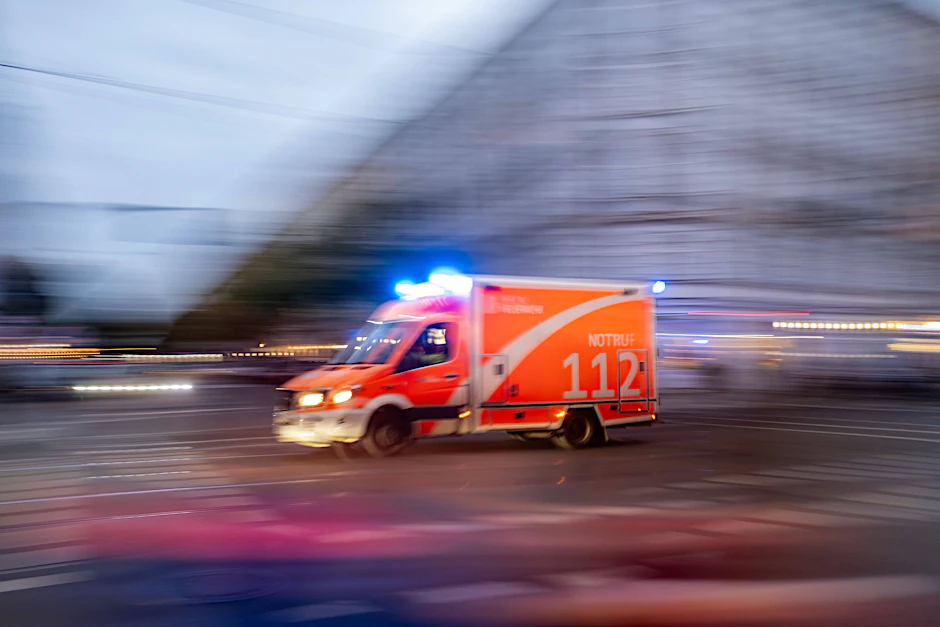 (Symbolfoto) Rettungswagen (RTW) der Berliner Feuerwehr fährt mit Blaulicht durch Berlin. 