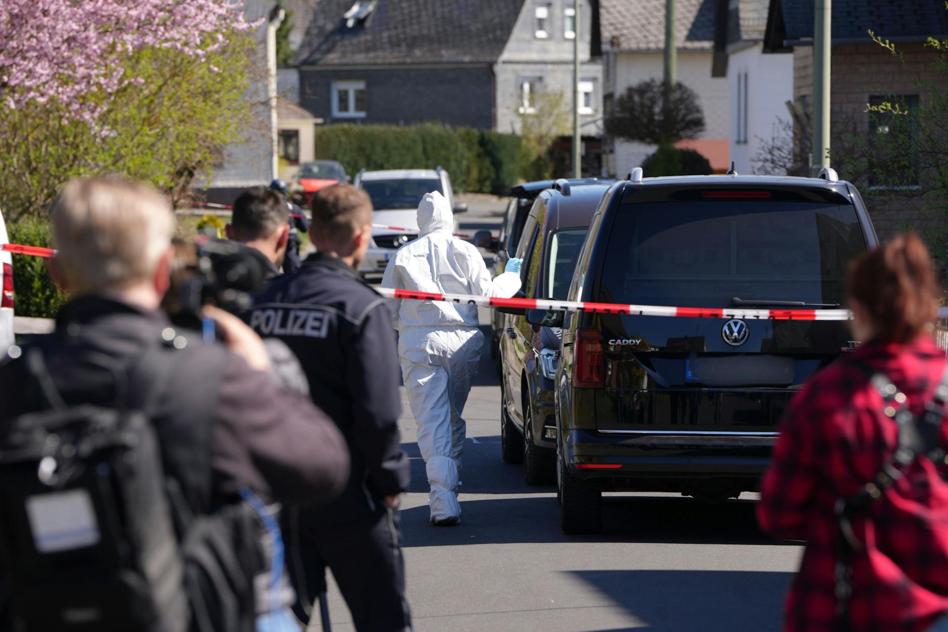 In Weitefeld in Rheinland-Pfalz kam es zu der schockierenden Bluttat. Ein bisher unbekannter Täter soll hier eine Frau, einen Mann und einen Jugendlichen getötet haben.