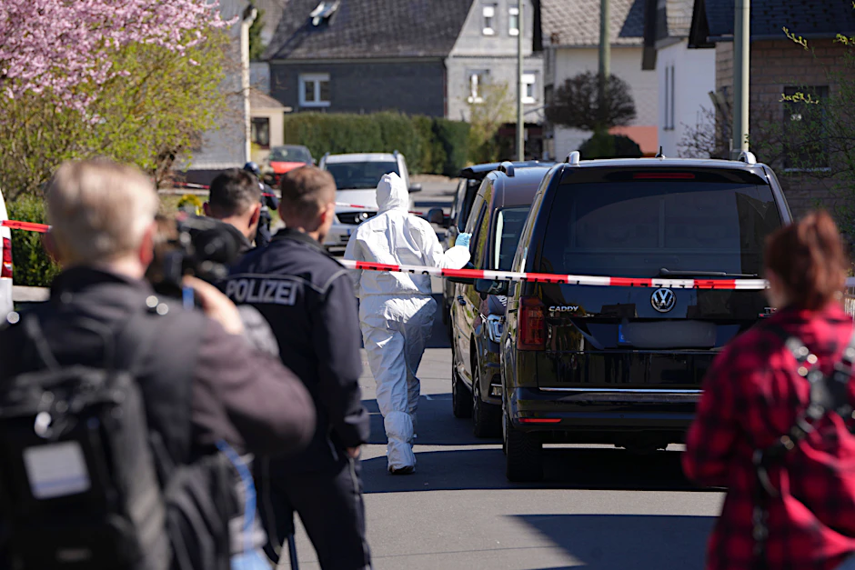 In Weitefeld in Rheinland-Pfalz kam es zu der schockierenden Bluttat. Ein bisher unbekannter Täter soll hier eine Frau, einen Mann und einen Jugendlichen getötet haben.