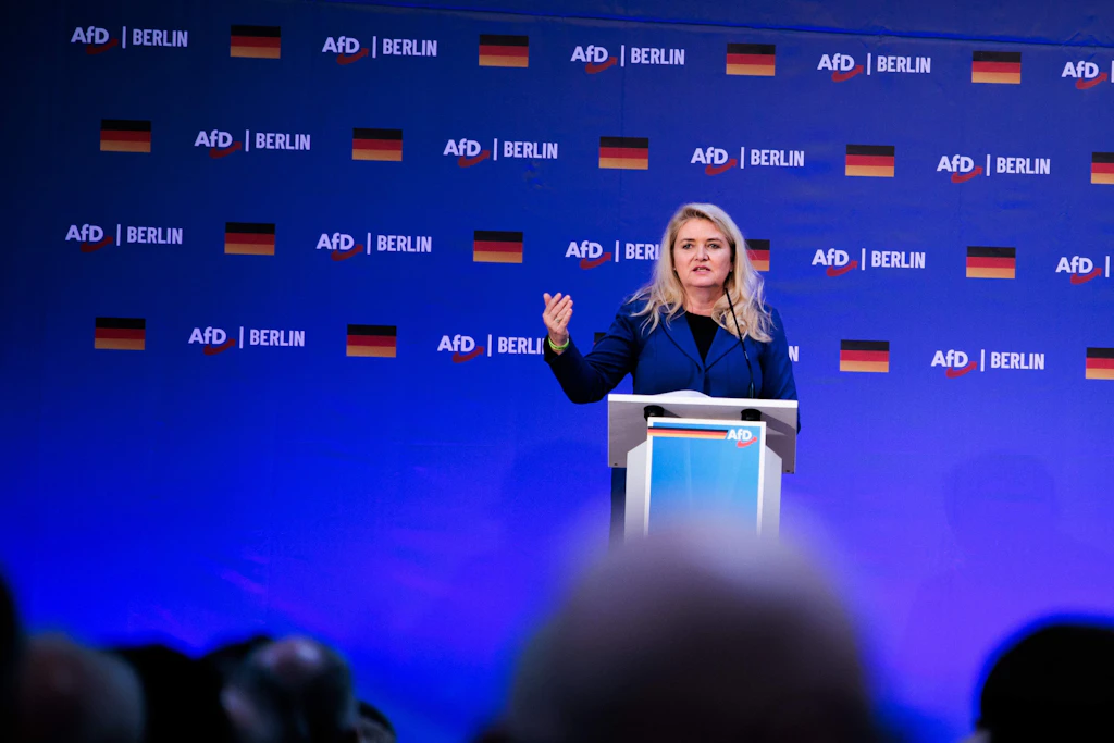 Party conference in Jüterbog: Berlin AfD leader Kristin Brinker attacks ...