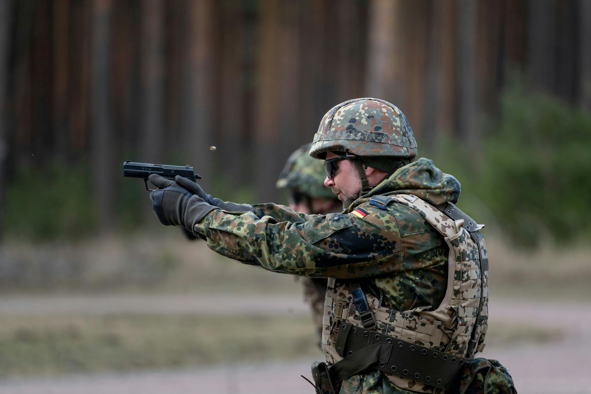 Anspruchsvolle Ausbildung: Jan L. bei einer Schießübung in Lehnin