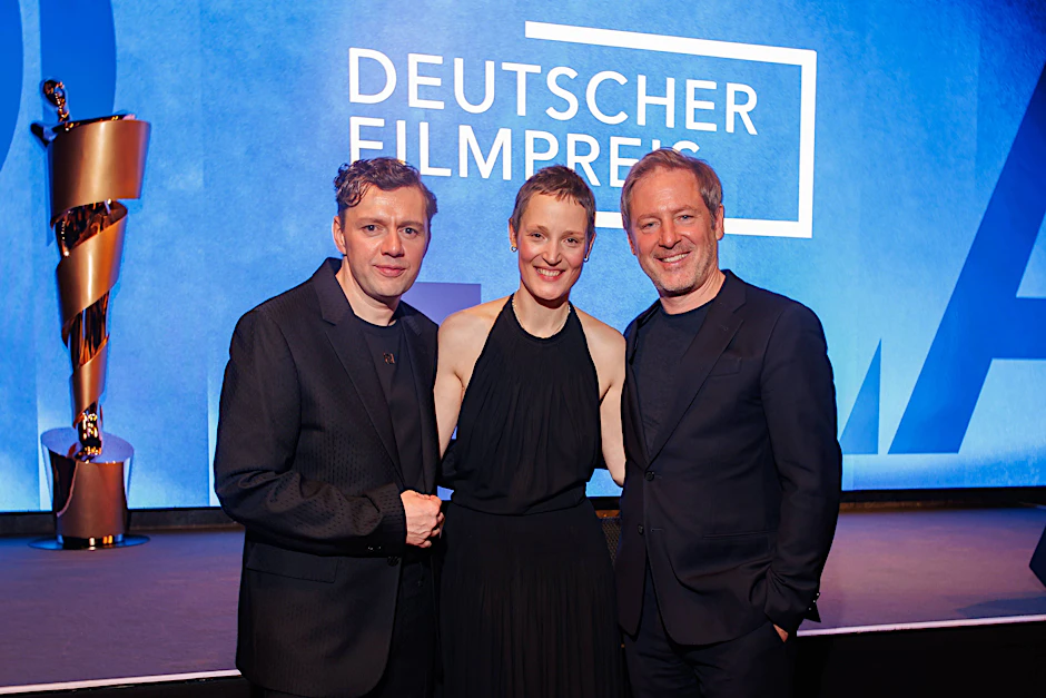 Vicky Krieps, die neue Präsidentin der Deutschen Filmakademie, zwischen Co-Präsident Florian Gallenberger (r.) und Filmpreis-Moderator Christian Friedel.