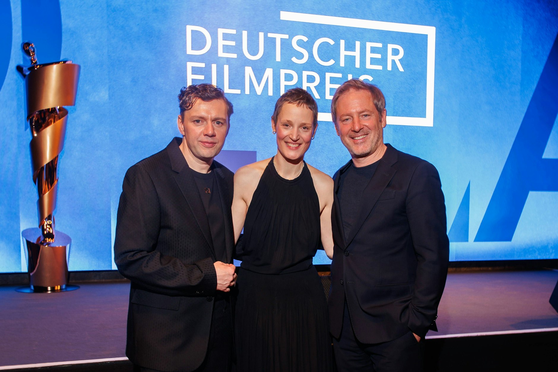 Vicky Krieps, die neue Präsidentin der Deutschen Filmakademie, zwischen Co-Präsident Florian Gallenberger (r.) und Filmpreis-Moderator Christian Friedel.
