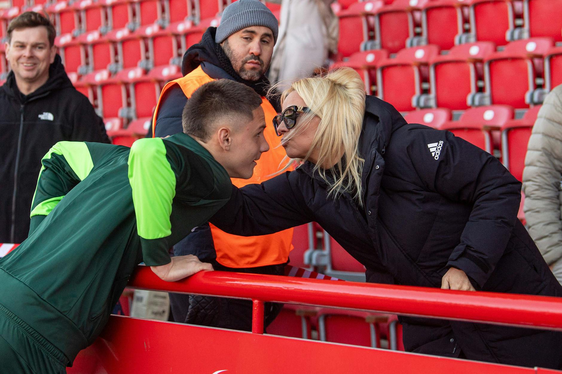 Monika Dardai begrüßt ihren Sohn Bence (19) vor dem Spiel des 1. FC Union gegen den VfL Wolfsburg.