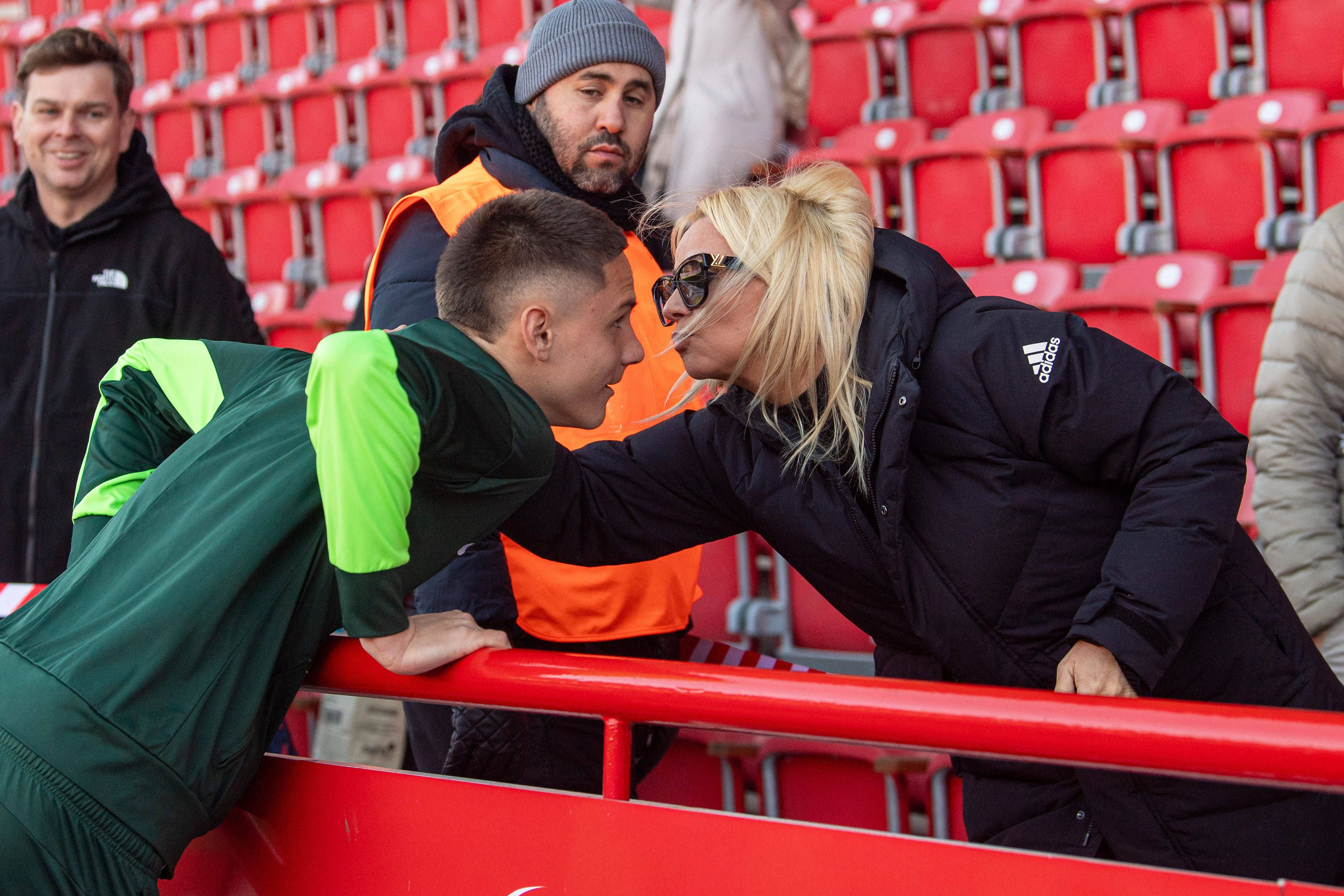 Monika Dardai begrüßt ihren Sohn Bence (19) vor dem Spiel des 1. FC Union gegen den VfL Wolfsburg.