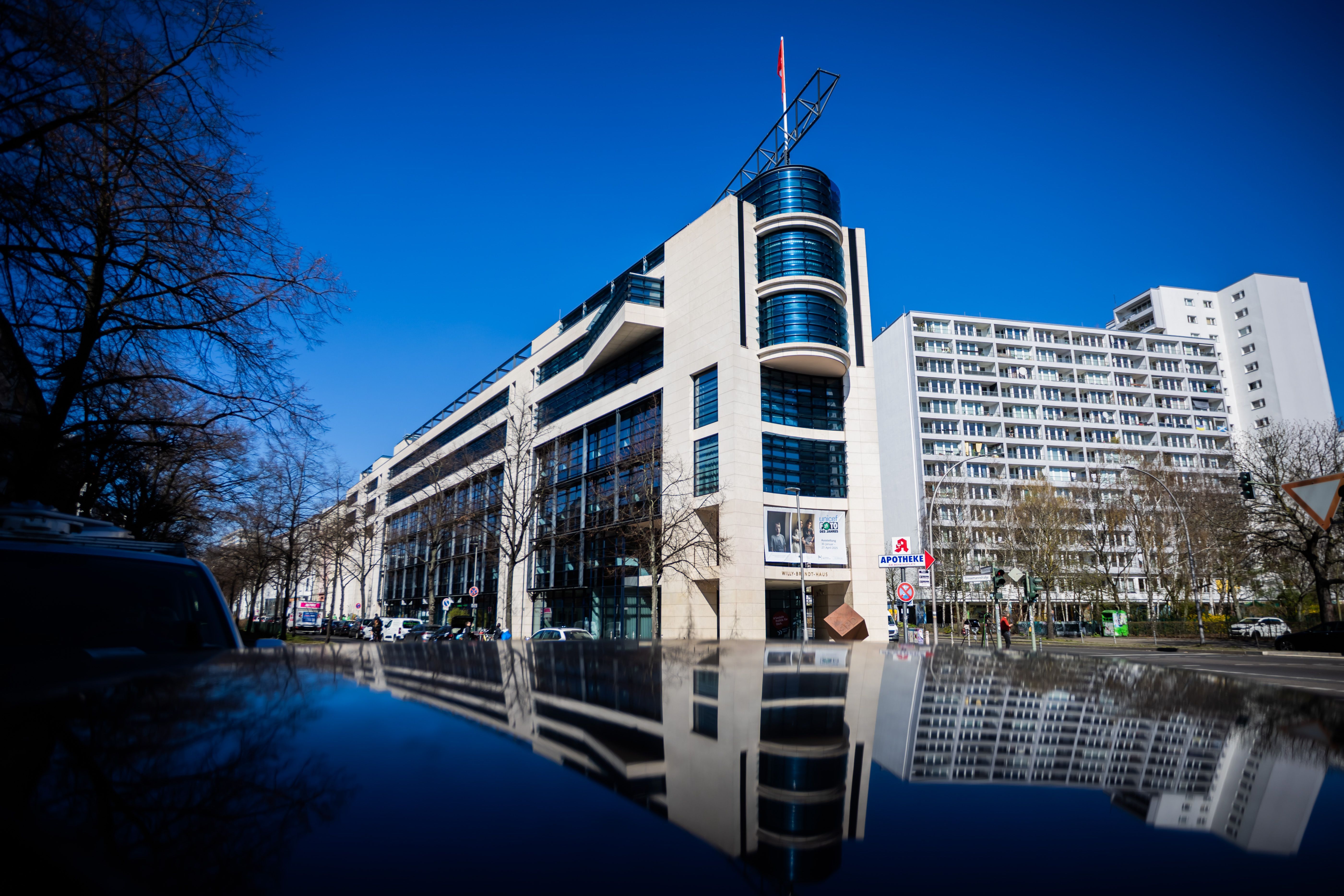 Willy-Brandt-Haus in Kreuzberg: Fassade der SPD-Parteizentrale beschmiert