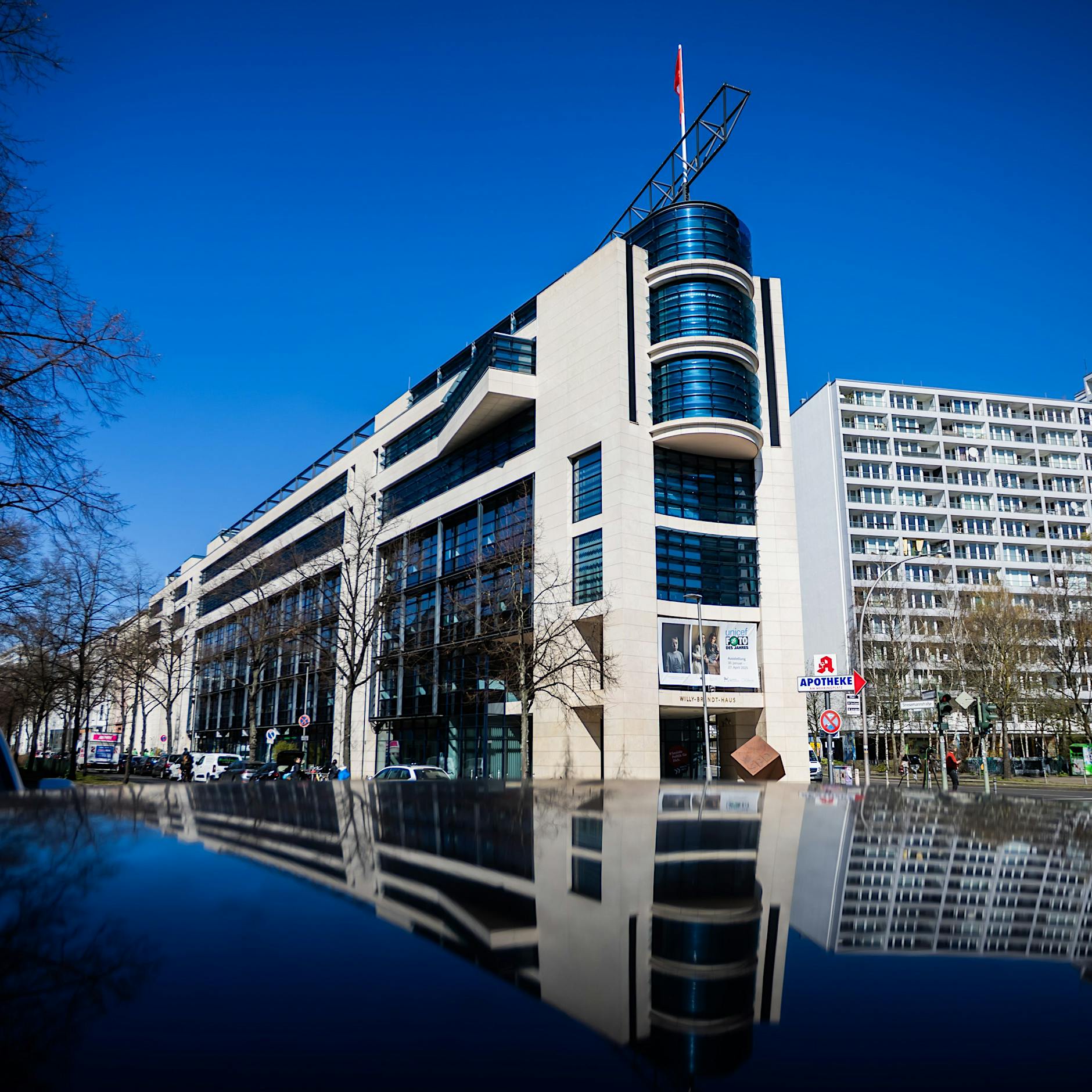 Willy-Brandt-Haus in Kreuzberg: Fassade der SPD-Parteizentrale beschmiert