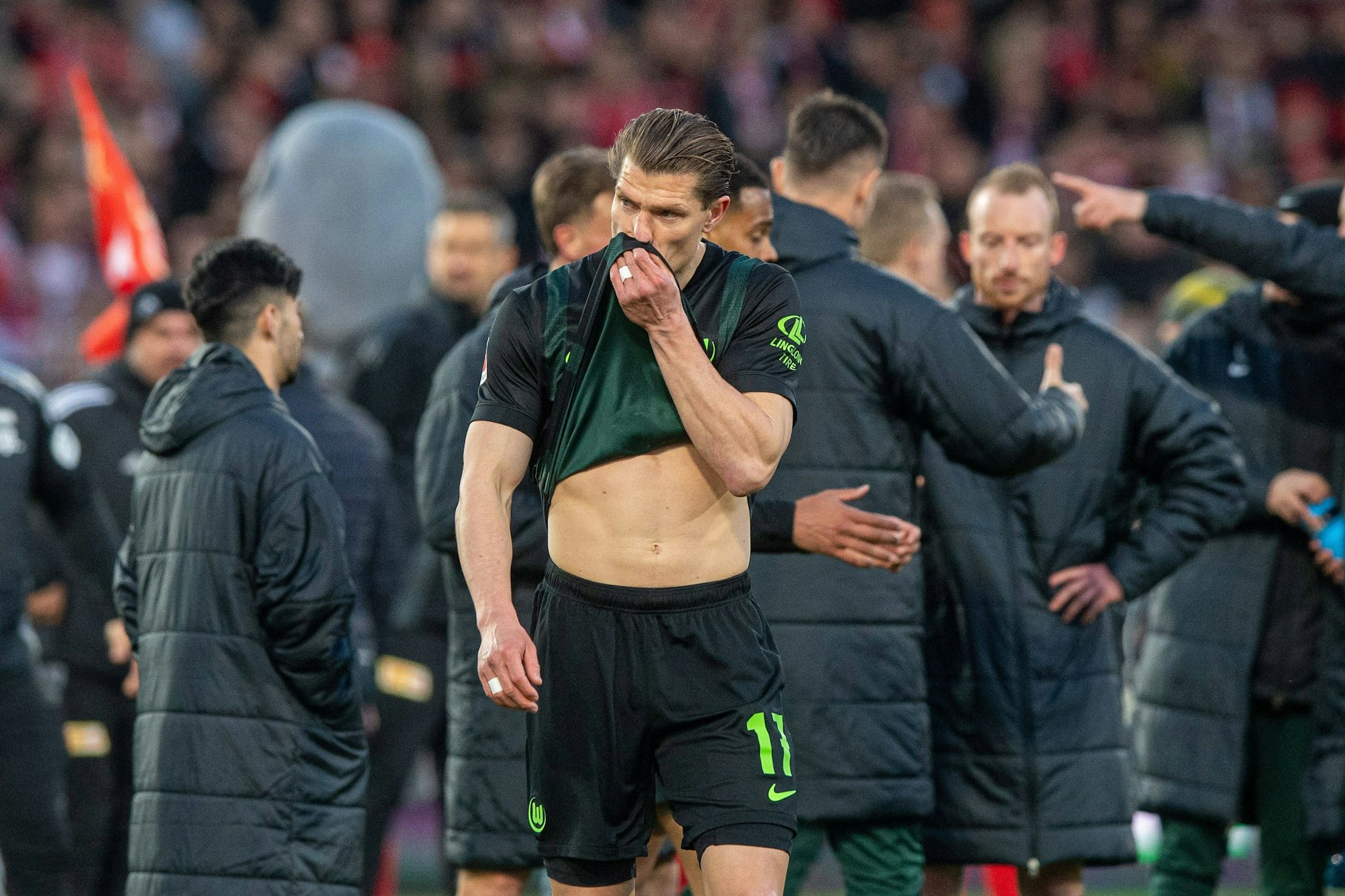 Das kann doch nicht wahr sein: Ex-Unioner Kevin Behrens (34) vergibt bei seiner Rückkehr nach Köpenick die Riesenchance für den VfL Wolfsburg zum 1:1-Ausgleich.