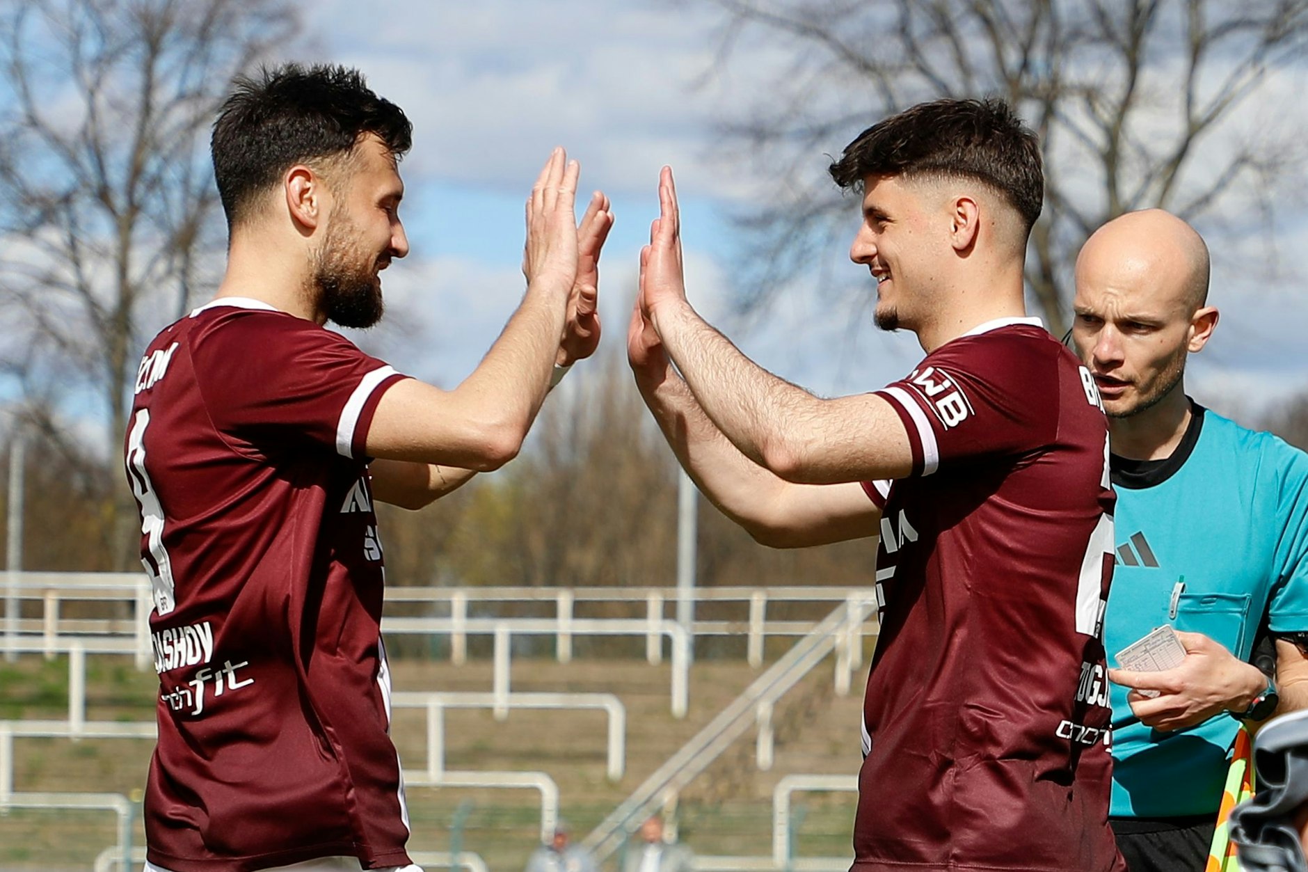 Der Moment des Comebacks: Erlind Zogjnai (r.) wird kurz vor Schluss gegen Altglienicke für Rufat Dadashov eingewechselt.