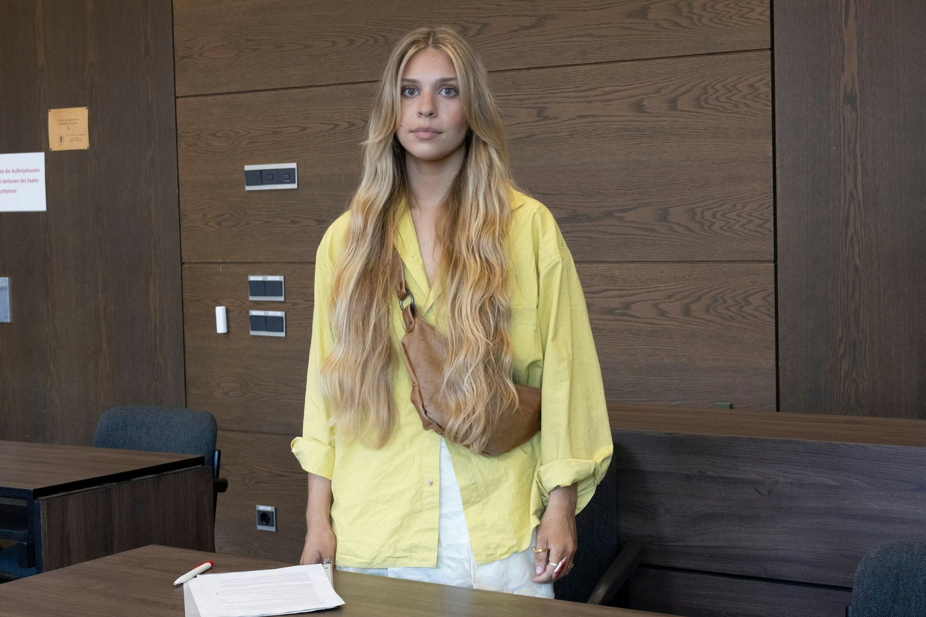 Anja Windl – auch als „Klima-Shakira“ bekannt – in einem Berliner Gerichtssaal.