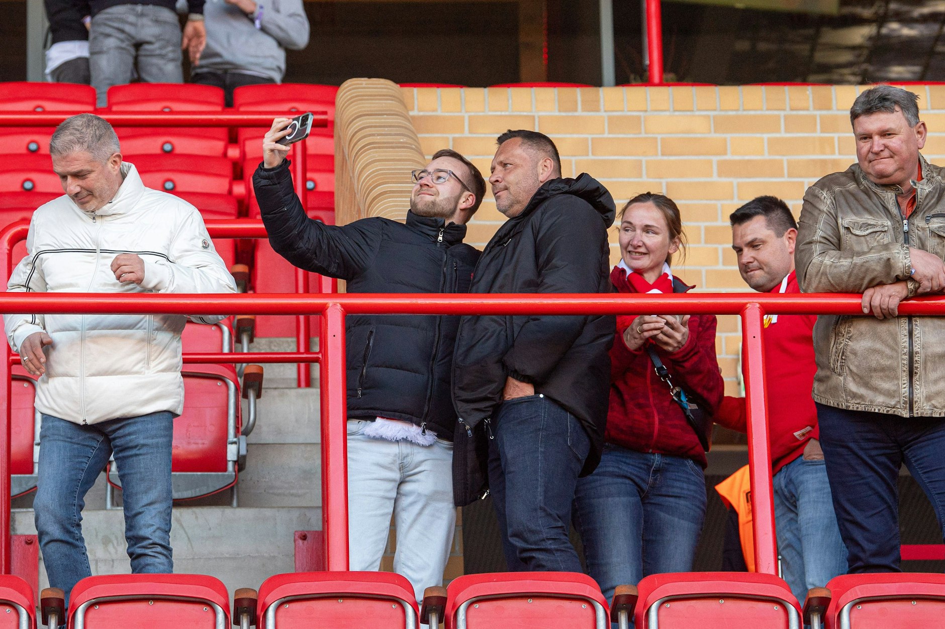 Ein Foto mit Hertha-Legende Pal Dardai (49), das lässt sich auch ein Fan des 1. FC Union nicht nehmen.