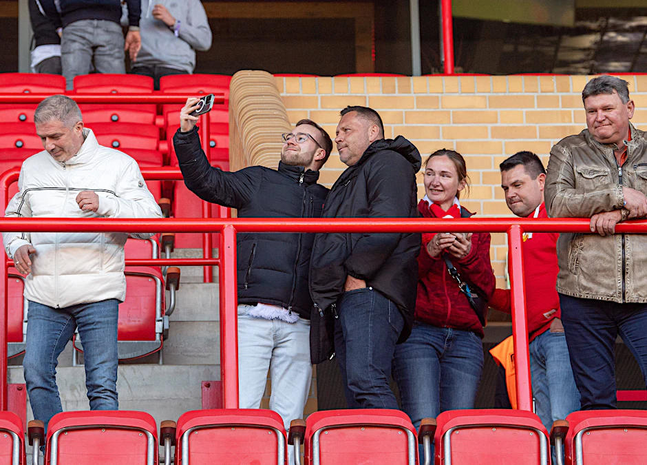 Ein Foto mit Hertha-Legende Pal Dardai (49), das lässt sich auch ein Fan des 1. FC Union nicht nehmen.