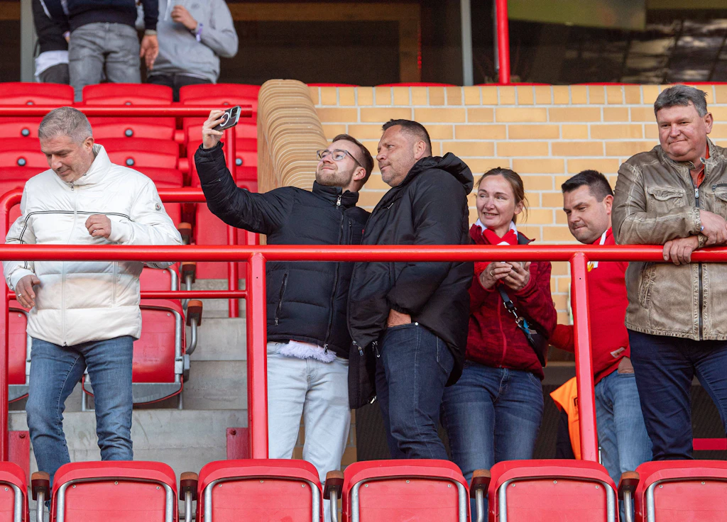 Erwischt: Union-Fan macht Selfie mit Hertha-Legende Pal Dardai!
