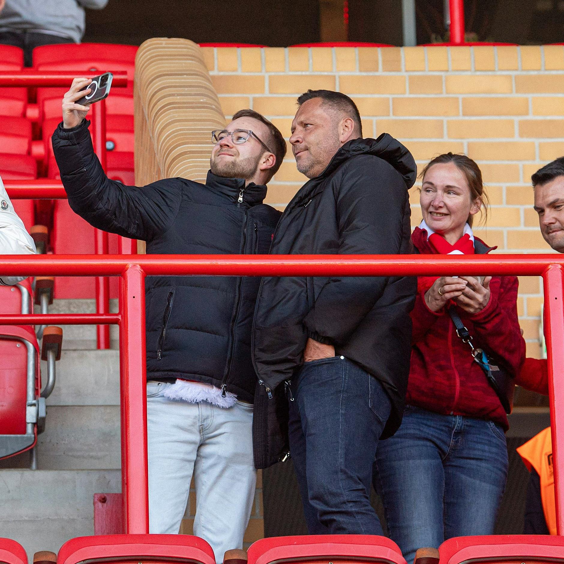 Erwischt: Union-Fan macht Selfie mit Hertha-Legende Pal Dardai!