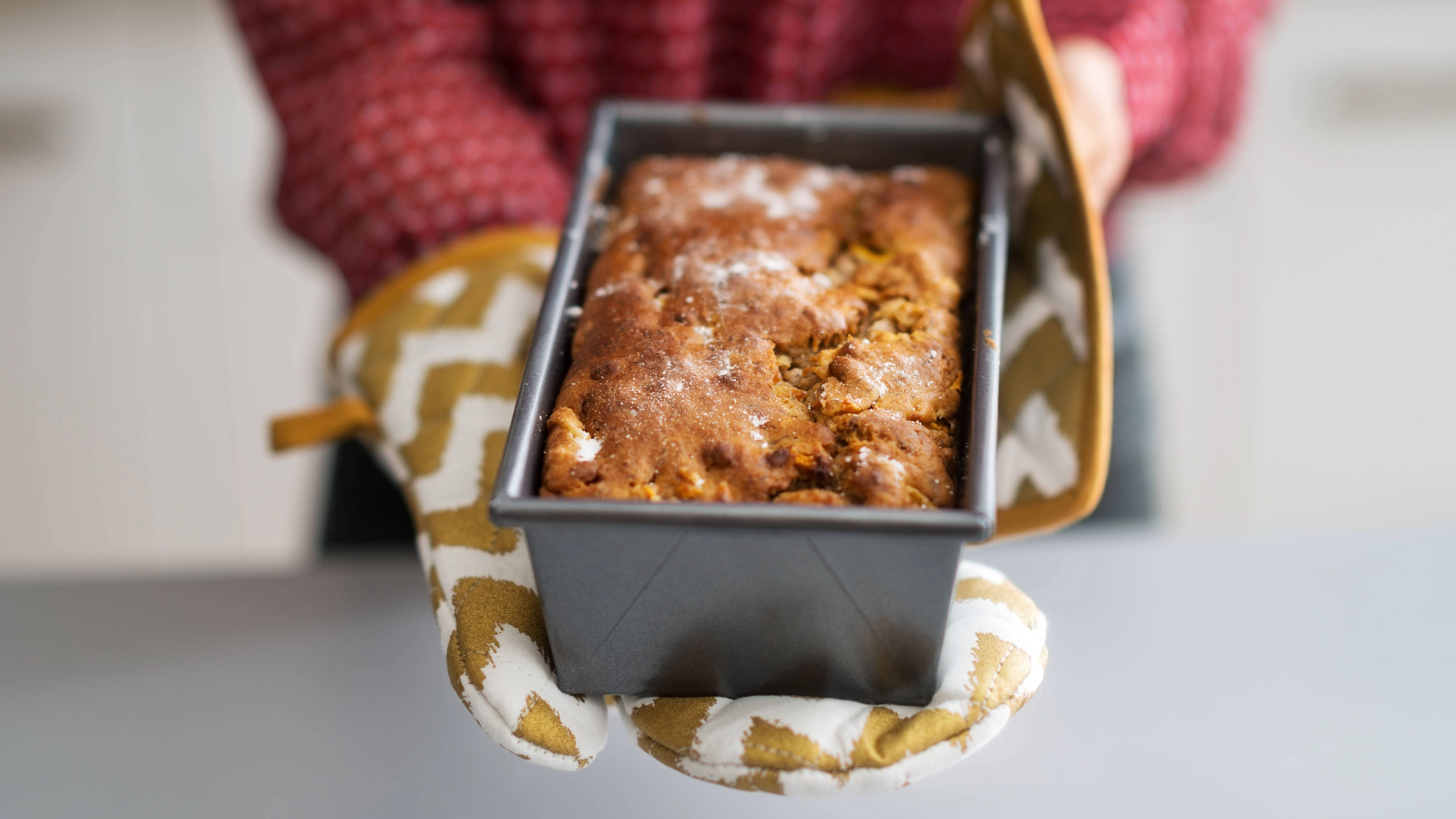 Der Englische Teekuchen wird traditionell in der Kastenform gebacken. Bei Königskuchen-Rezepten findet man eher die Gugelhupfform. Beides geht.