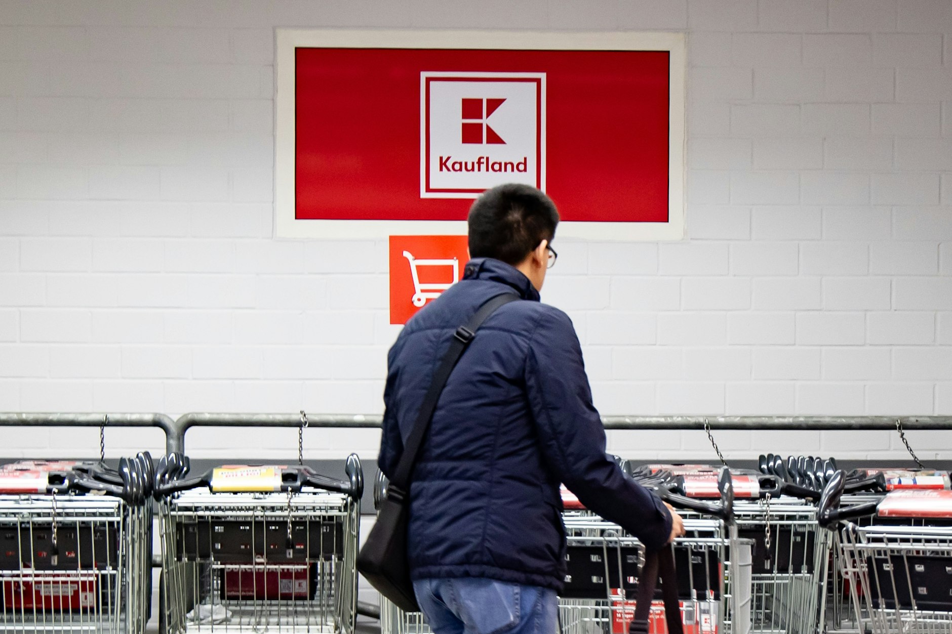 Ein Kunde mit Einkaufswagen in einer Ka2314404ufland Filiale in Berlin am 7. April 2025.
