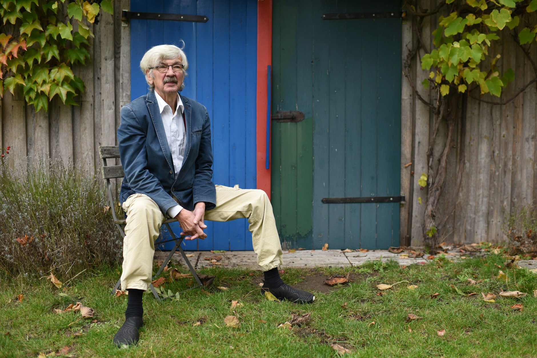 Christoph Hein in seinem Garten in Havelberg:  Hier ist er vor zwölf Jahren hingezogen, nachdem er den größten Teil seines Lebens in Berlin wohnte. 
