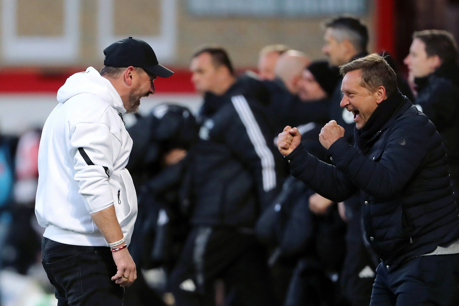 Freude nach Abpfiff: Trainer Steffen Baumgart (l.) und Manager Horst Heldt bejubeln den Union-Sieg gegen Wolfsburg.
