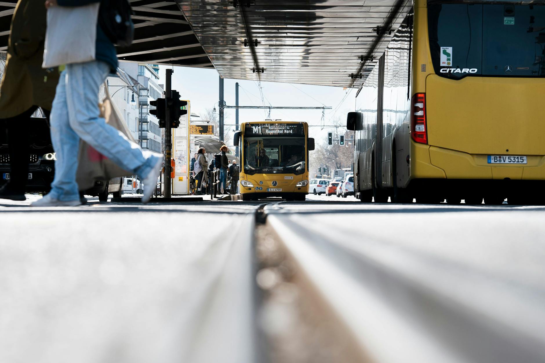 Busse am Bahnhof Pankow: Bis Ende Juni ist der Tramverkehr auf den Linien M1 und 50 unterbrochen. Die M13, die nach Friedrichshain fährt, bleibt sogar bis Ende Juli Baustelle.